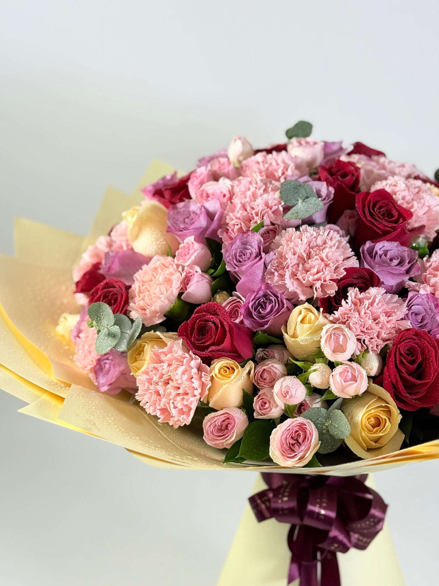 Zahrat Al Quloob – Premium Rose & Carnation Bouquet