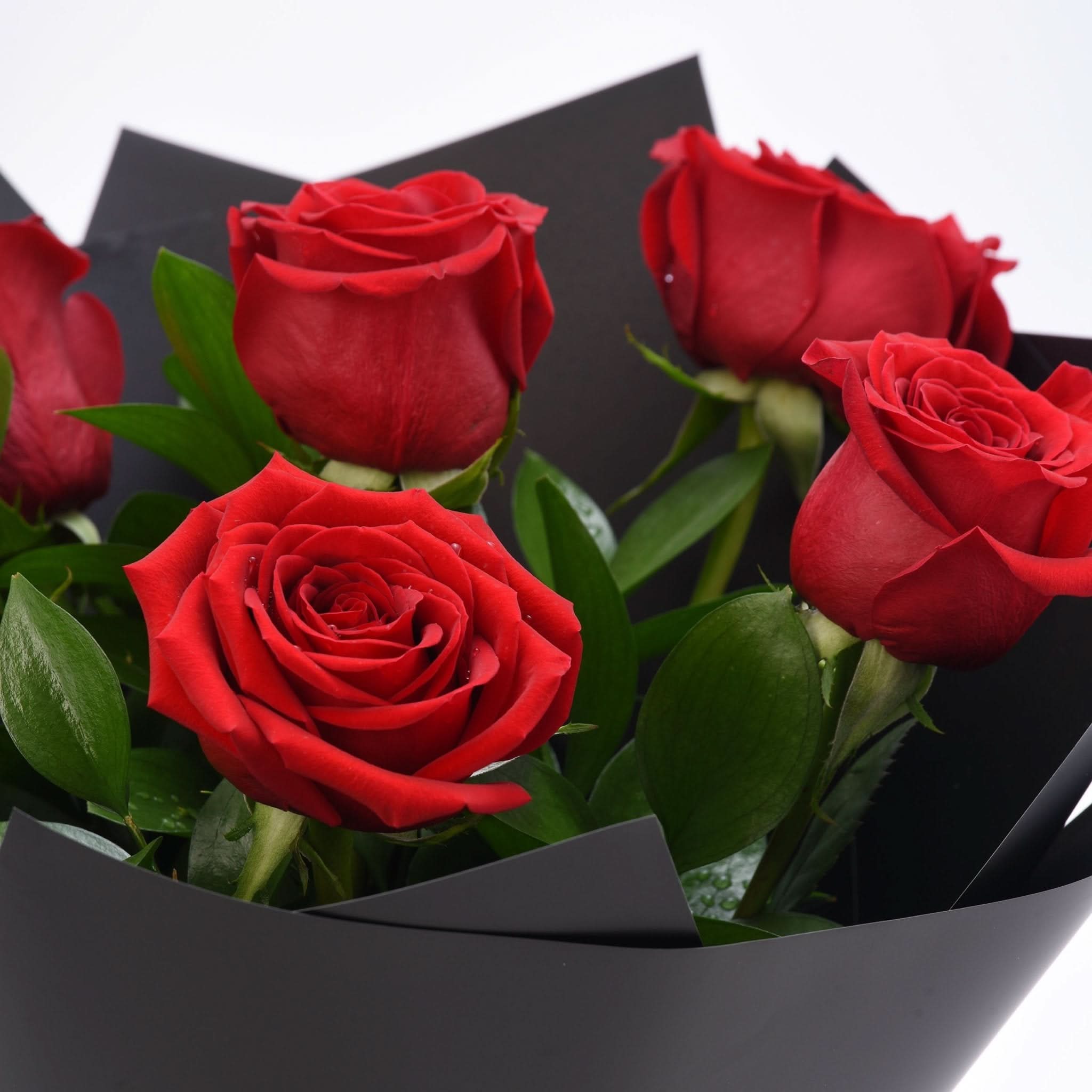 6 Roses Royal Romance Bouquet - Zuvees.ae