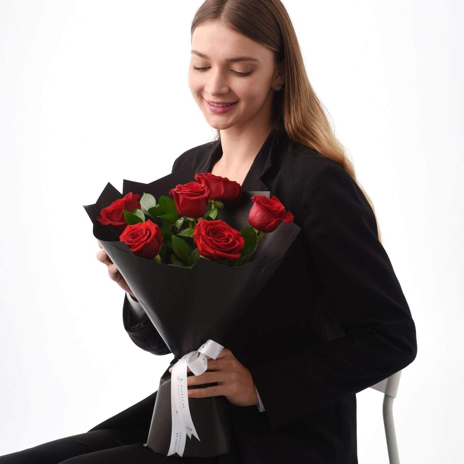 6 Roses Royal Romance Bouquet with Chocolate Cake - Zuvees.ae