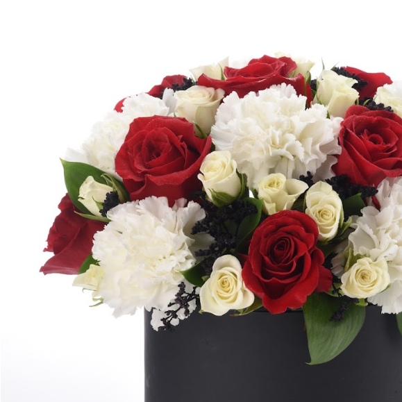 Red Sands White Box with Chocolate Combo